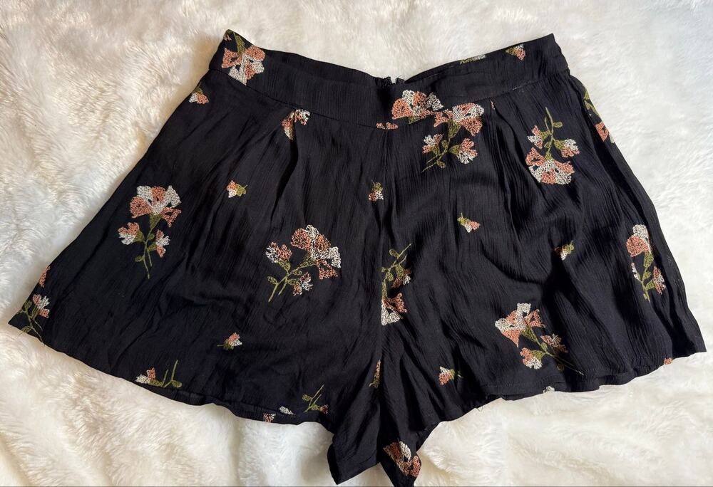 Amuse society floral shorts- small